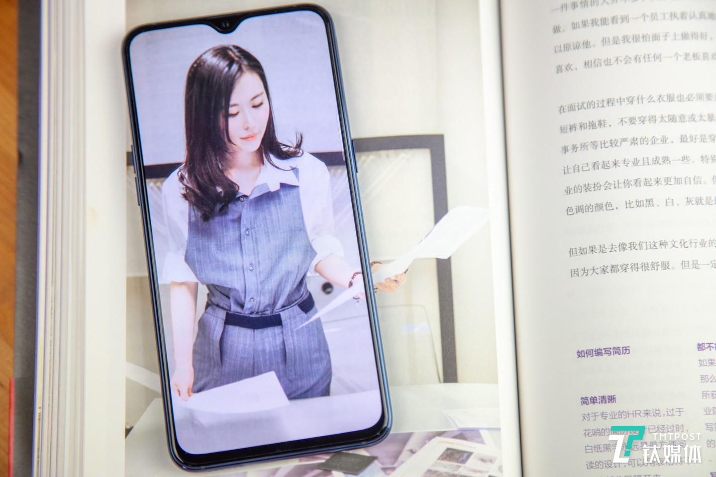 6.4英寸91.5%屏占比水滴屏