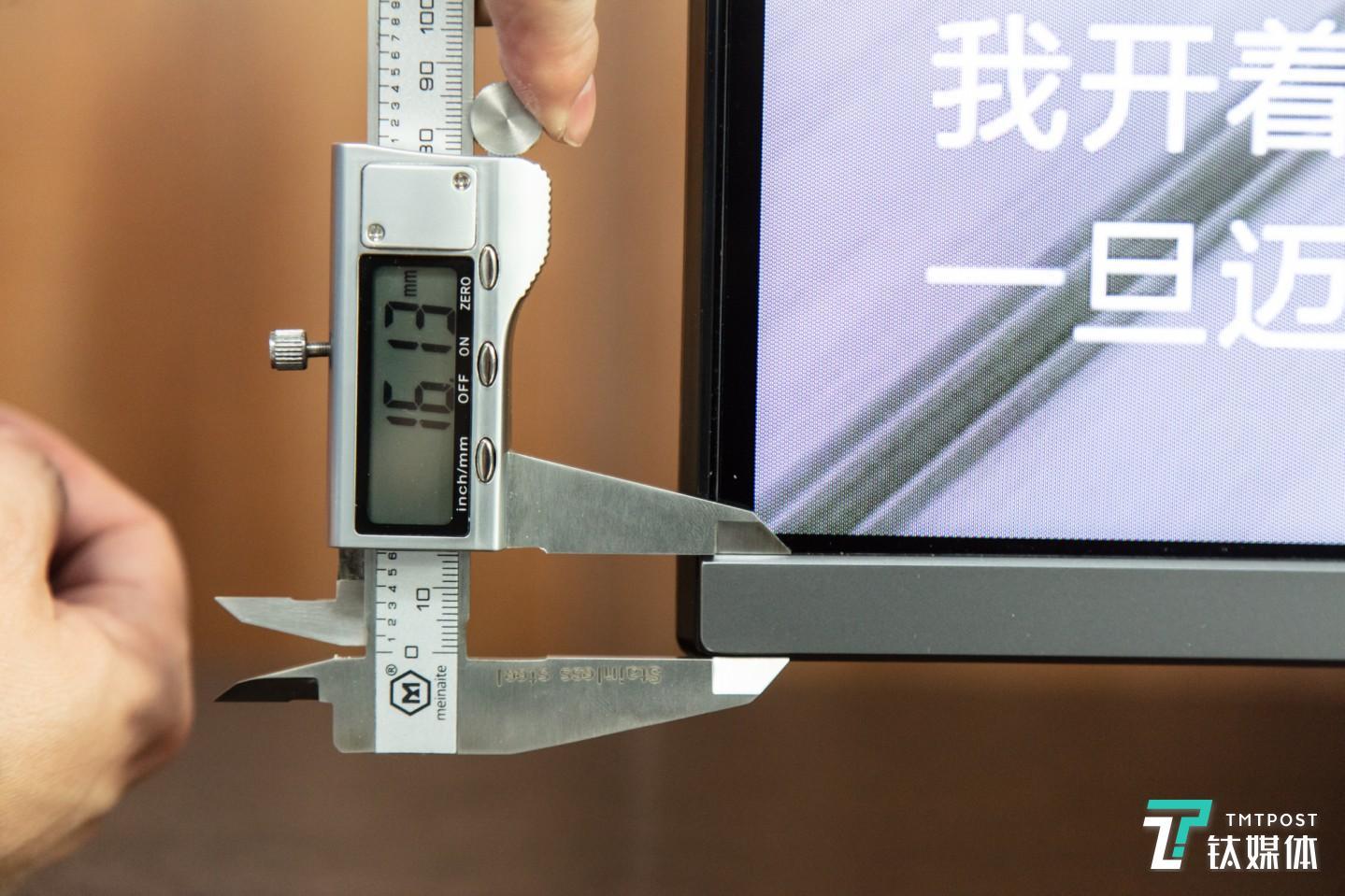 底部边框为金属材质