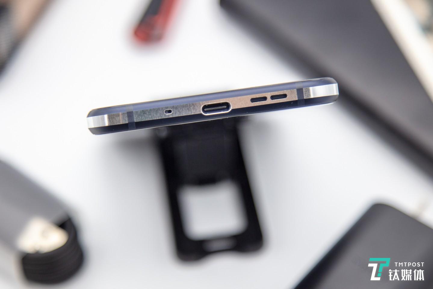 底部Type-C充电接口