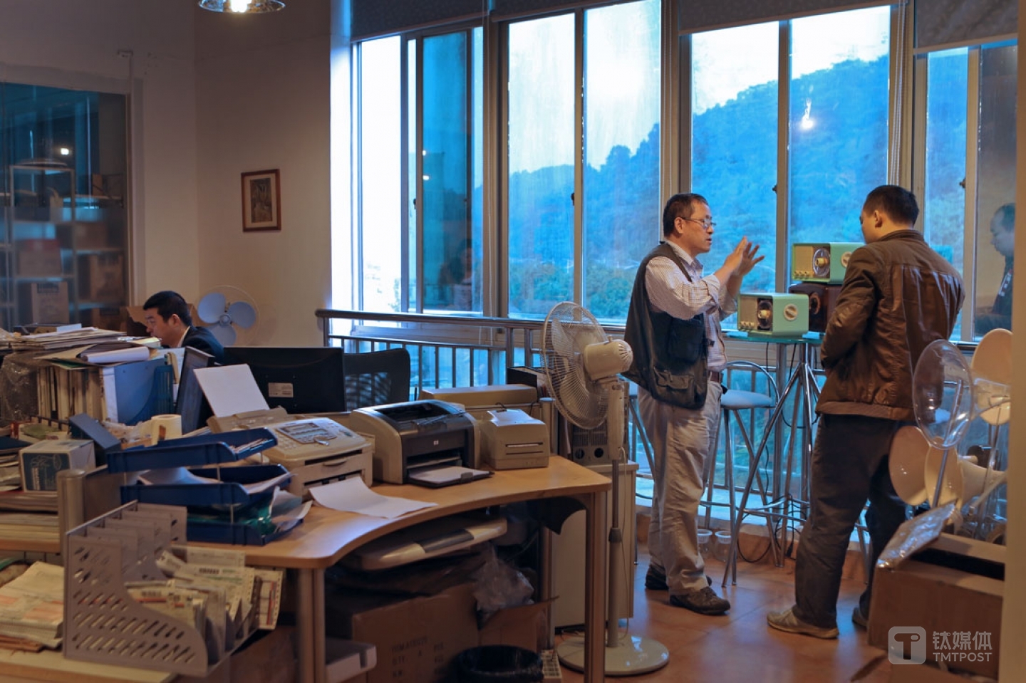 1992年来到深圳创业，这过程中，曾德钧经历过合作伙伴一夜之间搬空公司卷钱跑路，也经历过被人窃取技术，还打过官司。工厂名叫极典科技，是曾德钧在1994年一手创办，2008年金融危机差点让工厂倒闭。  最困难的时候，10个核心员工，最多的人累计拖欠工资18个月，但这些员工一直都没离开曾德钧，10个人里有8个人工作年份超过10年，2个超过5年，&ldquo;当时如果有任何一个员工去劳动局投诉我，我就得倒闭&rdquo;，极典从2014年开始恢复盈利后，曾德钧准备拿出35%的股份分给这10个员工。