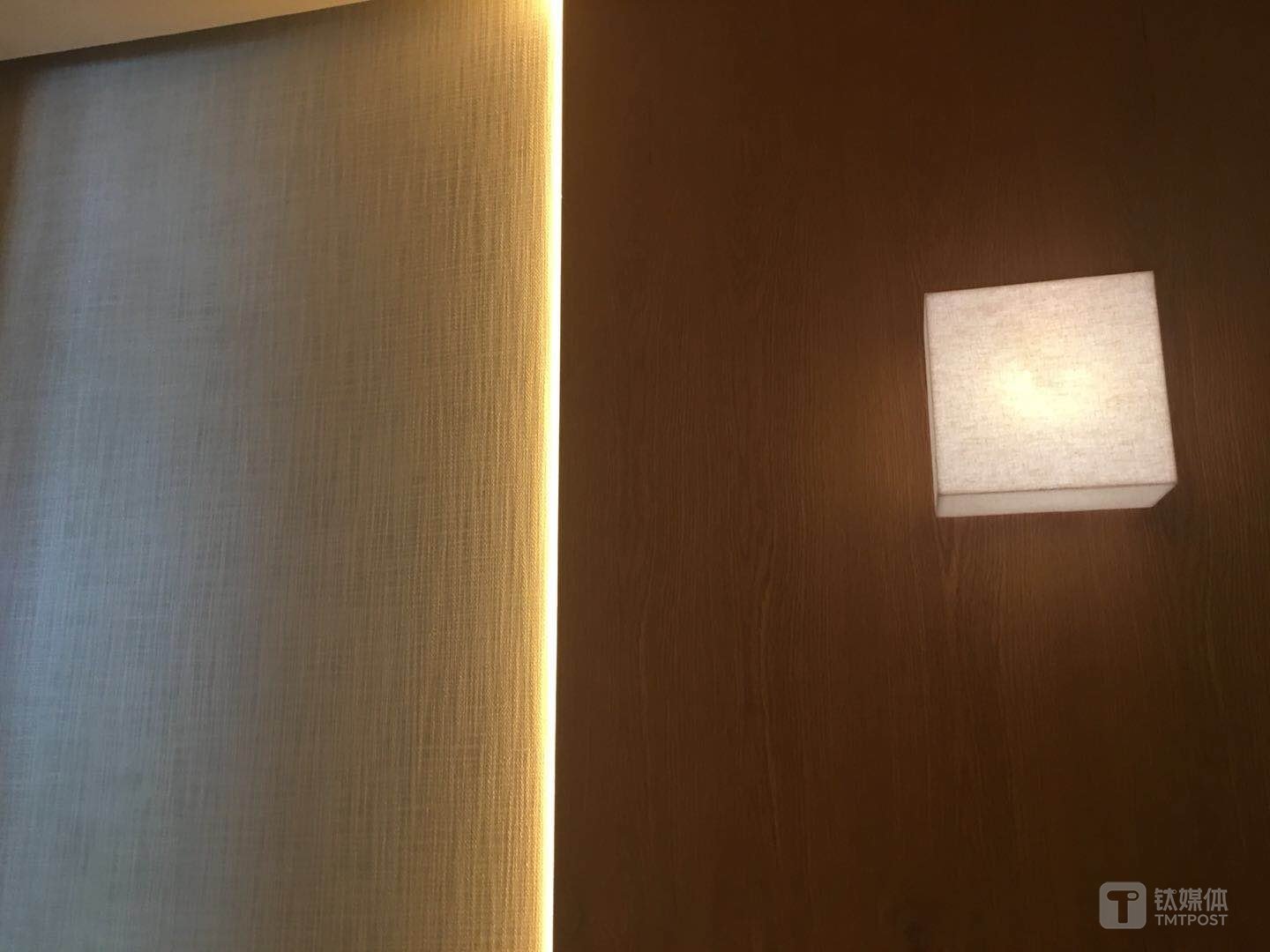 MUJI 的电梯采用部分木制装潢,这虽然增加了电梯的承重,但可以不让客人感觉到“冷冰冰”