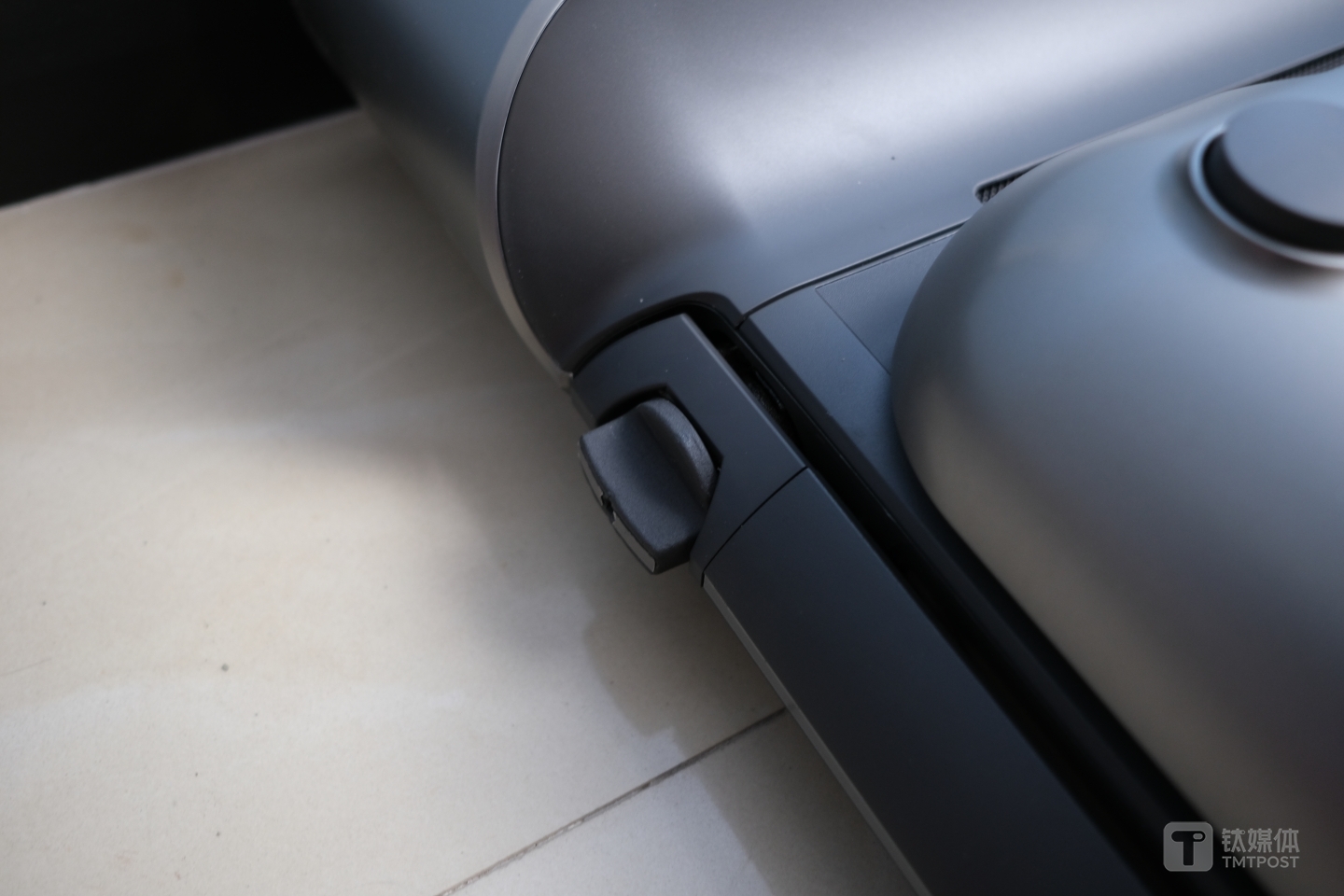 进入跑步模式之前，需要先松开螺丝，抬起扶手