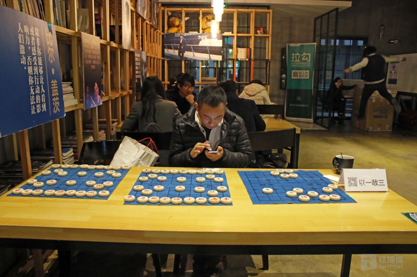 三個棋盤上，他擺了一個殘局，還在牌子上附上了自己微信的二維碼。他說，用這樣的方式，也是因為自己很喜歡下象棋。