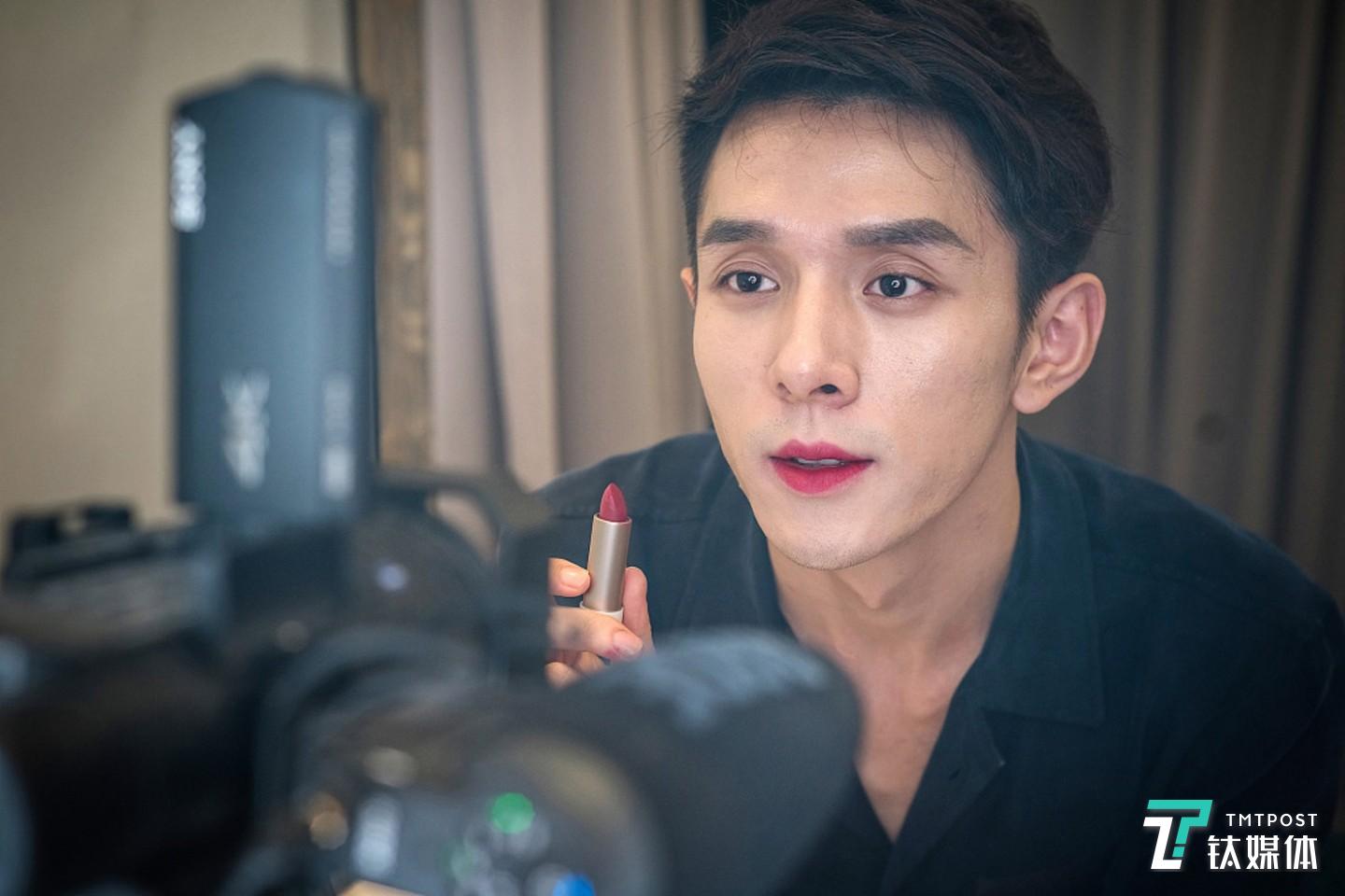 美妆博主李佳琦在直播中。凭借超高的人气，以李佳琦、薇娅为代表的主播，在电商直播中创造了一个个&ldquo;带货神话&rdquo;。（图/视觉中国）