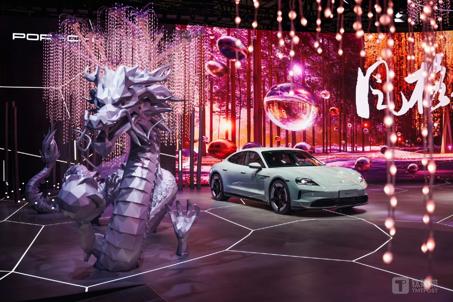 保時捷展臺的中國龍元素，圖片來自：保時捷