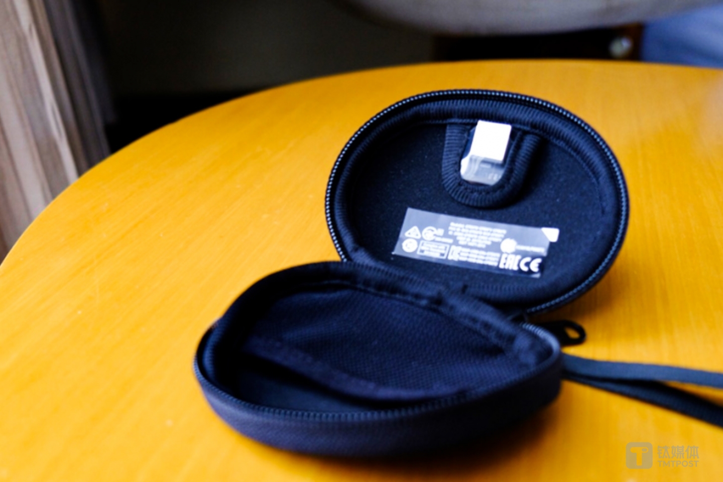 随机附赠的蓝牙 4.2 适配器