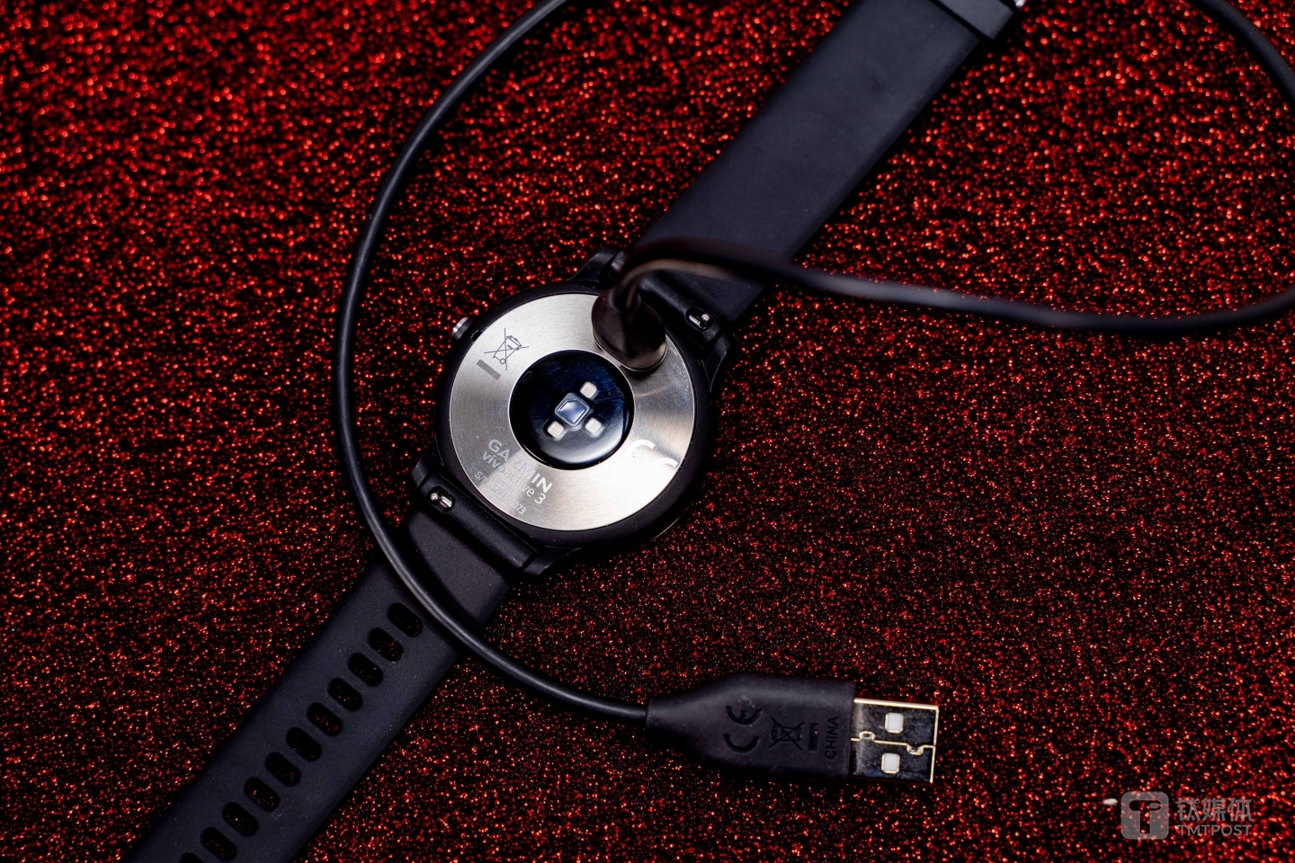 充电位于背面，日常监测开启情况下，续航时间达到7天