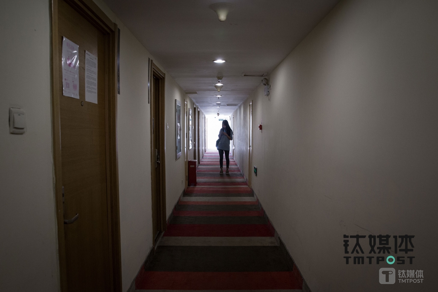 A girl went through the aisle looking for crews that were still looking for actors/actresses. All the crews would stick a poster to their doors, so that people who came looking for opportunities could knock at the doors and submit their resumes.