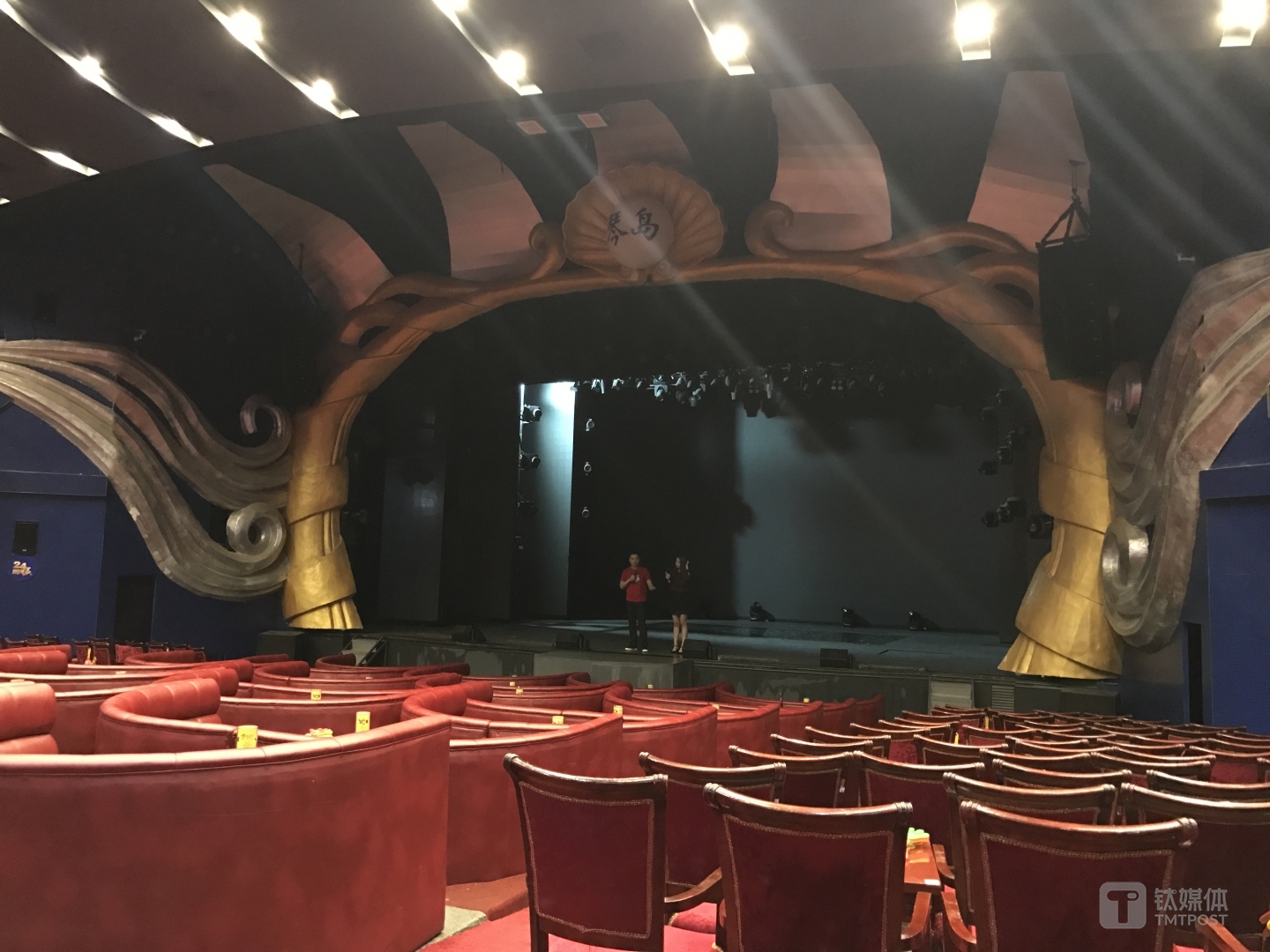 一位97年的主播，即将要登上陌陌现场演出，但在此之前她从未有过舞台表演经验，刘臻将她带到了线下琴岛的演出场地，对着空空的座位，曹宇在教她声乐。