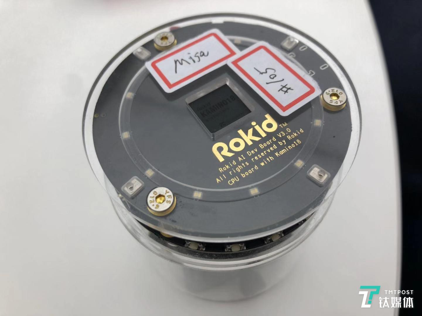 周軍向鈦媒體展示的搭載開發(fā)板。