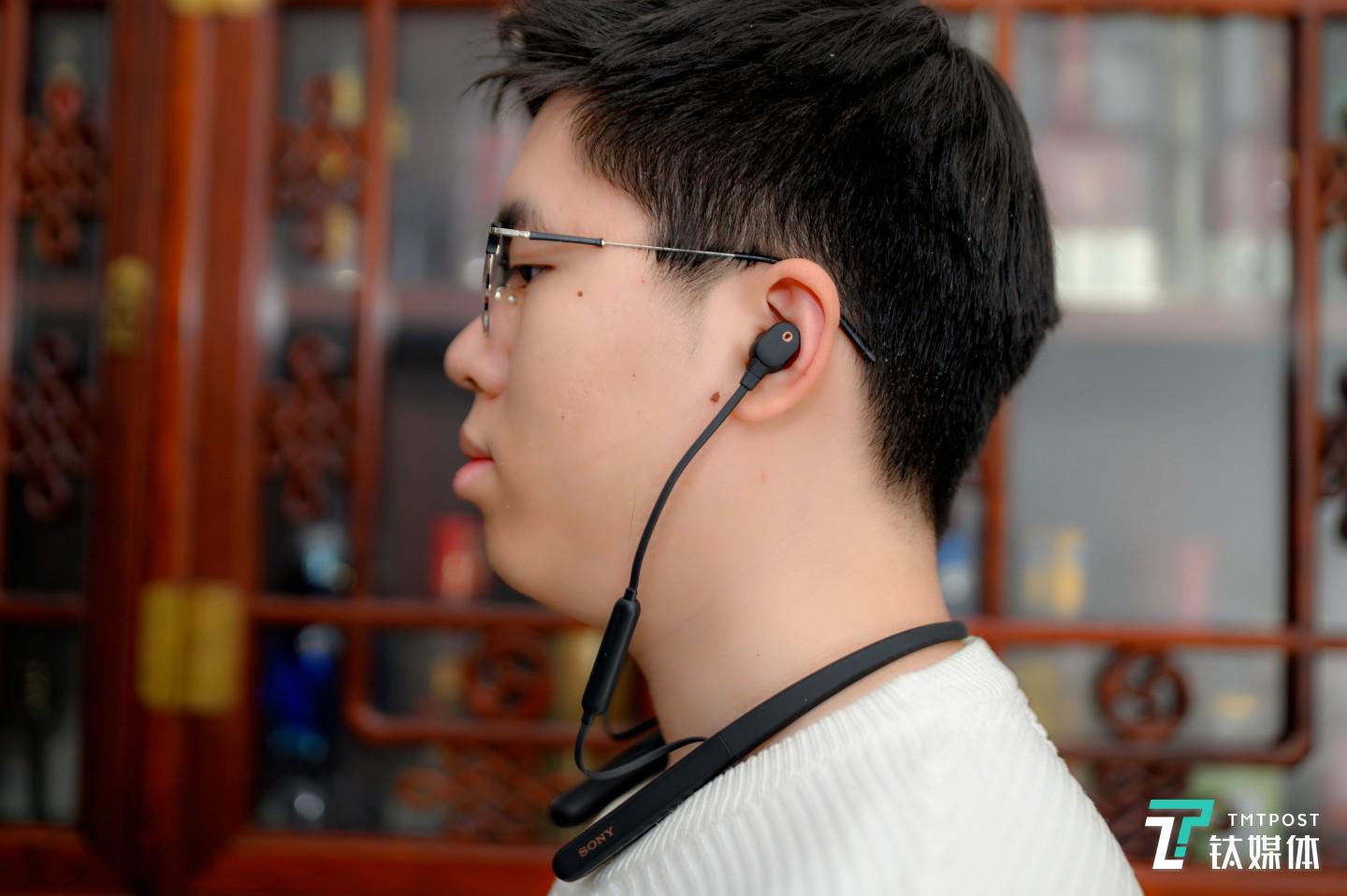 耳机腔体上有拾音孔