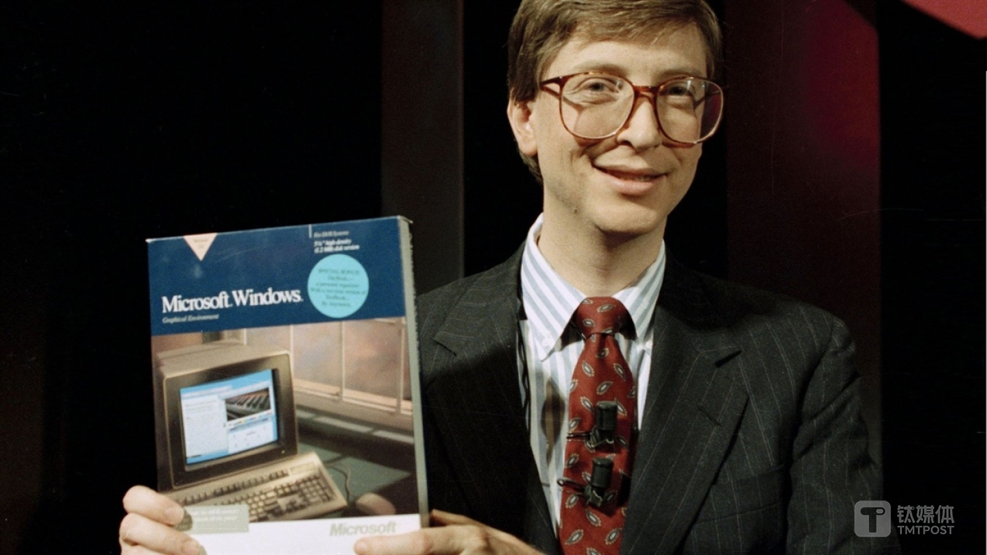 比尔&middot;盖茨在1990年手持 Windows 3.0