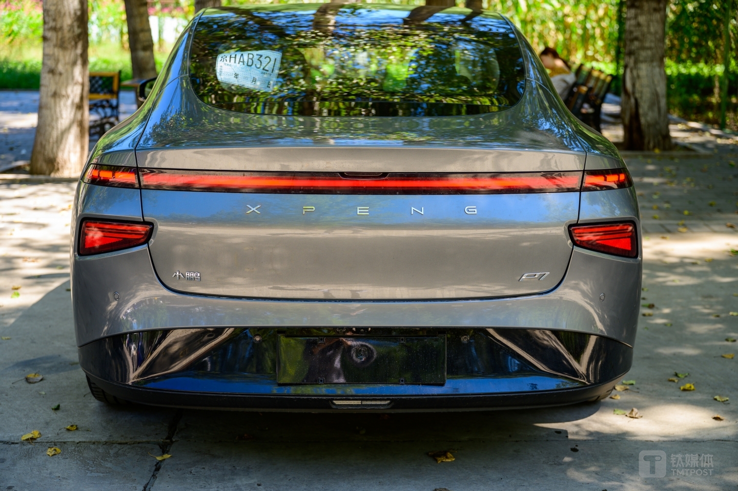 尾部也搭载贯穿式LED灯