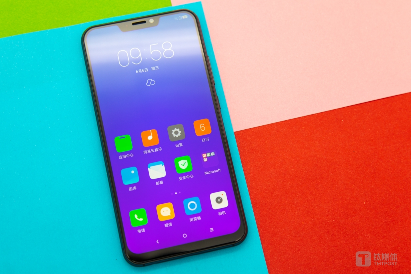 6.2英寸19：9比例全面屏