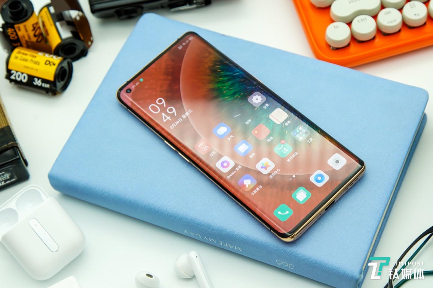 6.7英寸，QHD+ AMOLED 屏幕