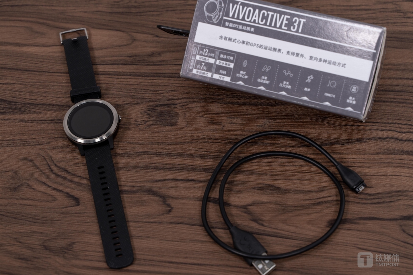 表带采用硅胶材质，配件包括充电线