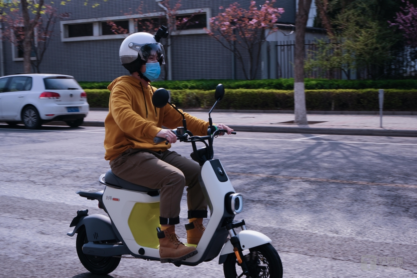 15km/h以上行驶的时候，车辆会发出警报声