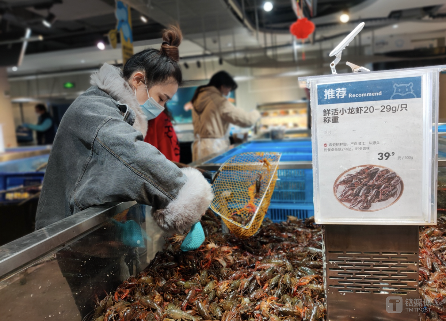 消费者在选购小龙虾