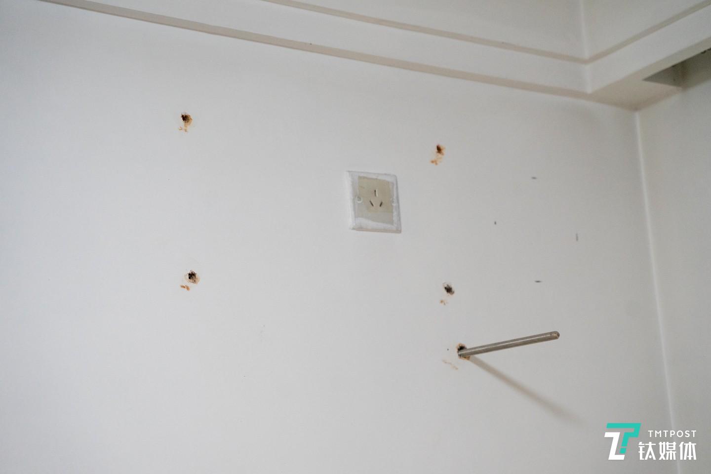 由于空间限制，家里只能选择横置安装于墙上