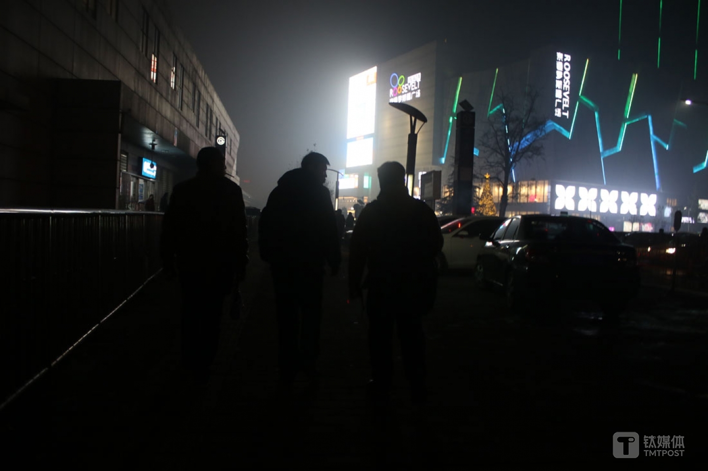 在望京SOHO半天，他和另外两个伙伴，只扫了10个人，收入了60块。他说自己想再找个工作，&ldquo;毕竟地推这个事情不是个长久的事&rdquo;。