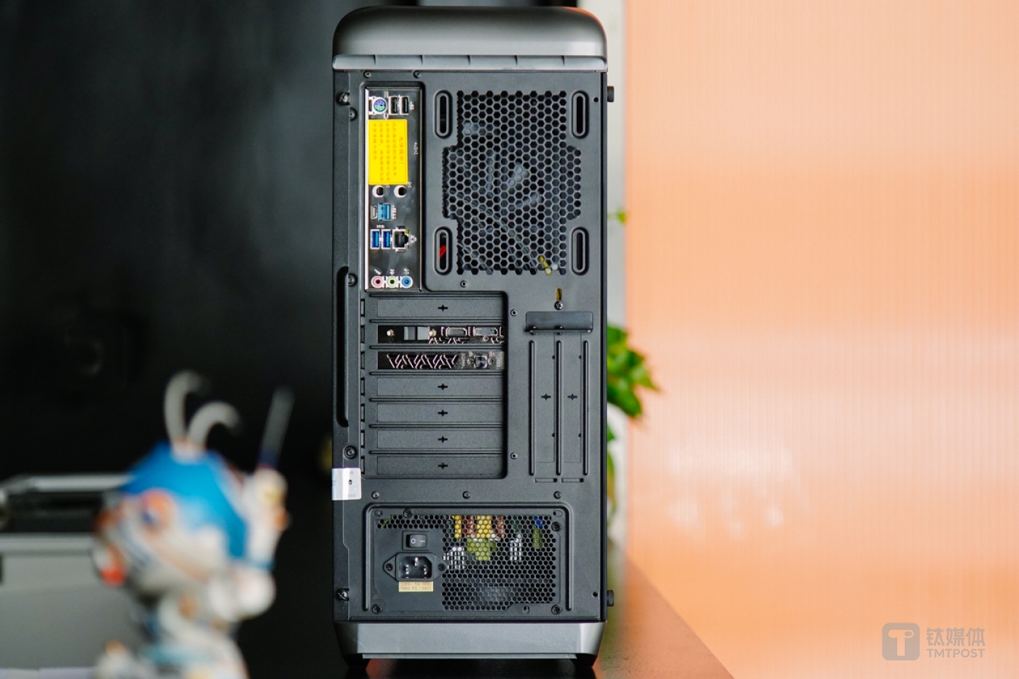机箱背部接口