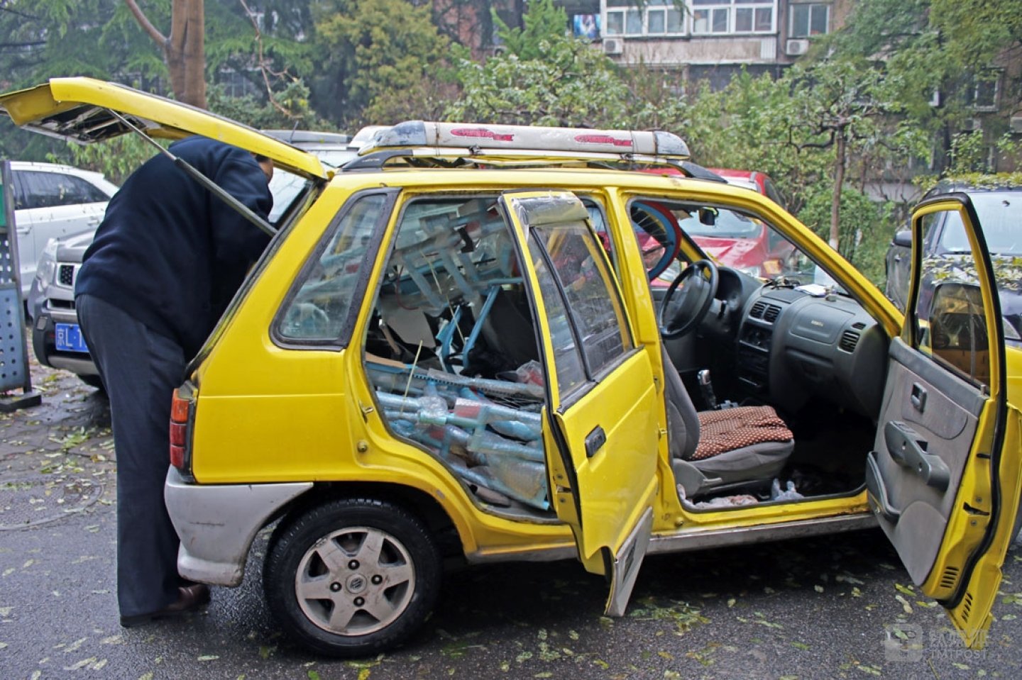运车、送车,曲建防都会开着自己的奥拓跑,他一共换过好几辆汽车,这台奥拓他开了13年,“舍不得换,有感情,而且现在经济条件也不允许换”,曲建防年轻时开过一段时间出租,那时是夏利,他说,那是他以前最风光的时候。