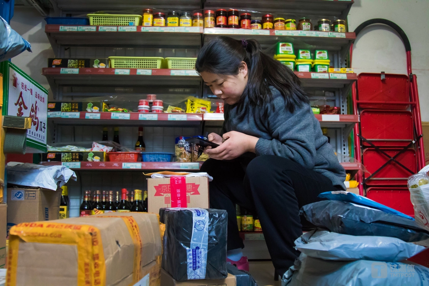 從早上開門那一刻起就陸續(xù)有快遞送過(guò)來(lái)。11點(diǎn)，張慧開始把快遞錄入合作方的收貨系統(tǒng)。平時(shí)，這個(gè)店每天可以收到60到100件快遞，雙十一每天可以收到300多件，&ldquo;飯都沒(méi)時(shí)間吃，持續(xù)了半個(gè)月。&rdquo;那段時(shí)間，他們會(huì)要求收件人當(dāng)天取走，&ldquo;好多都是買棉襖羽絨服的大包裹，特別占地方，不拿走都堆不下&rdquo;。