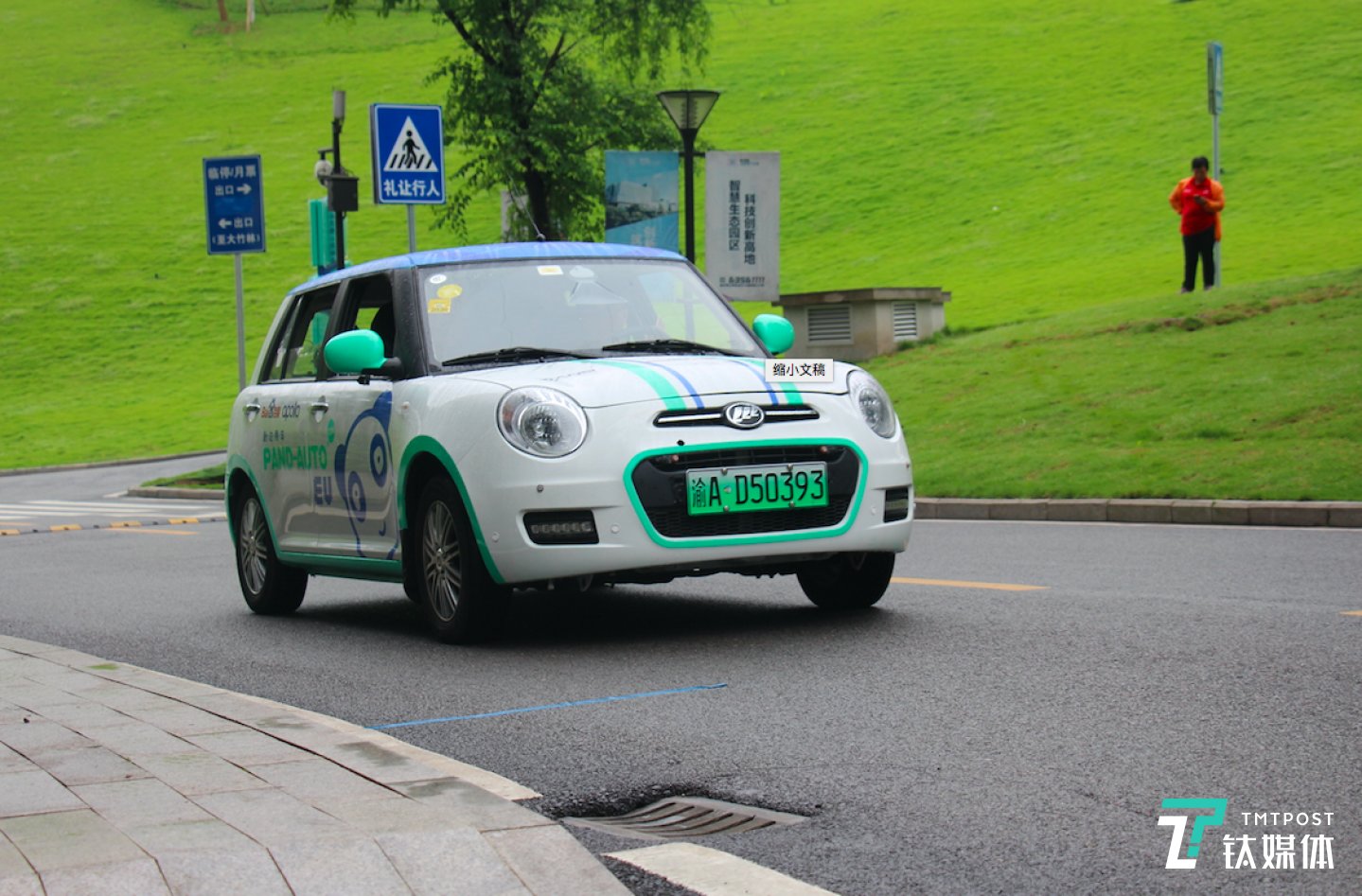 驶过转弯处的自动驾驶车