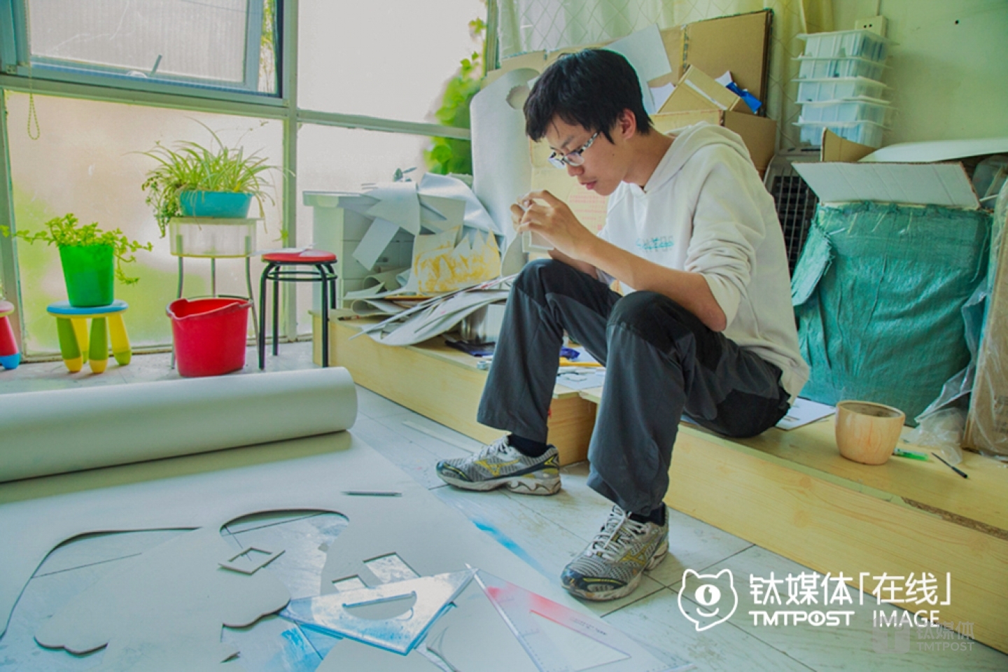 Waitou was making cosplay costumes in the above picture. She was a senior three student, but decided to give up sitting for the college entrance examination and get pre-enrolled in the cartoon department of a vocational college. He met another coser called “Hundan” (which can be literally translated into “asshole”) and decided to open a cosplay costume studio together. They not only helped their friends make costumes, but also sold costumes on Taobao at the same time.