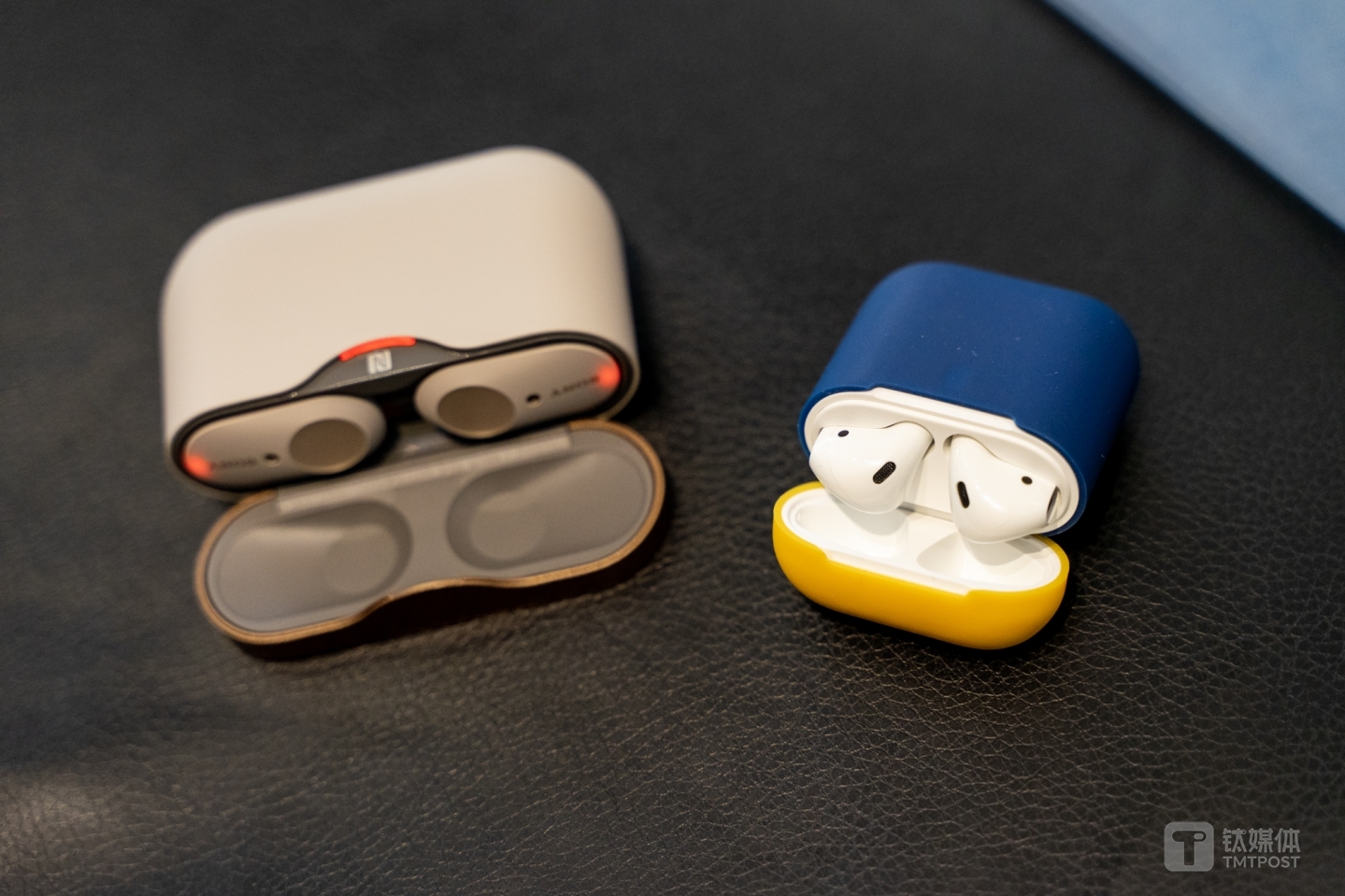 左WF1000XM3，右AirPods
