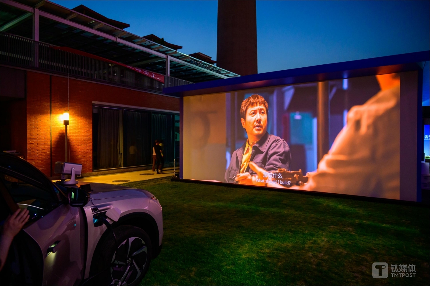 通過變焦鏡頭，產(chǎn)品可以在更短距離內(nèi)投射出更大屏幕（圖片來源：鈦媒體APP作者拍攝）