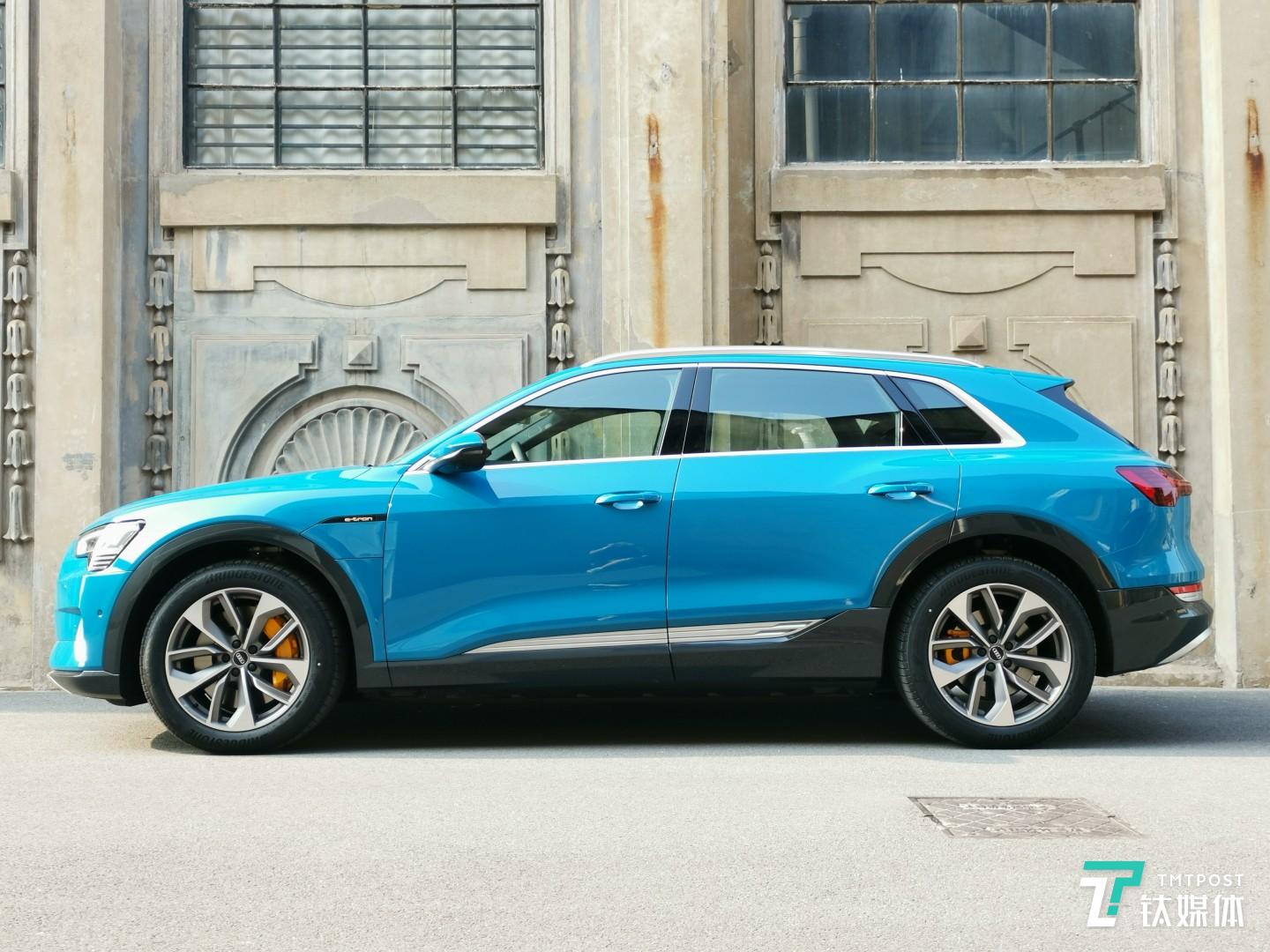 有点类似奥迪Q8的低矮运动风格