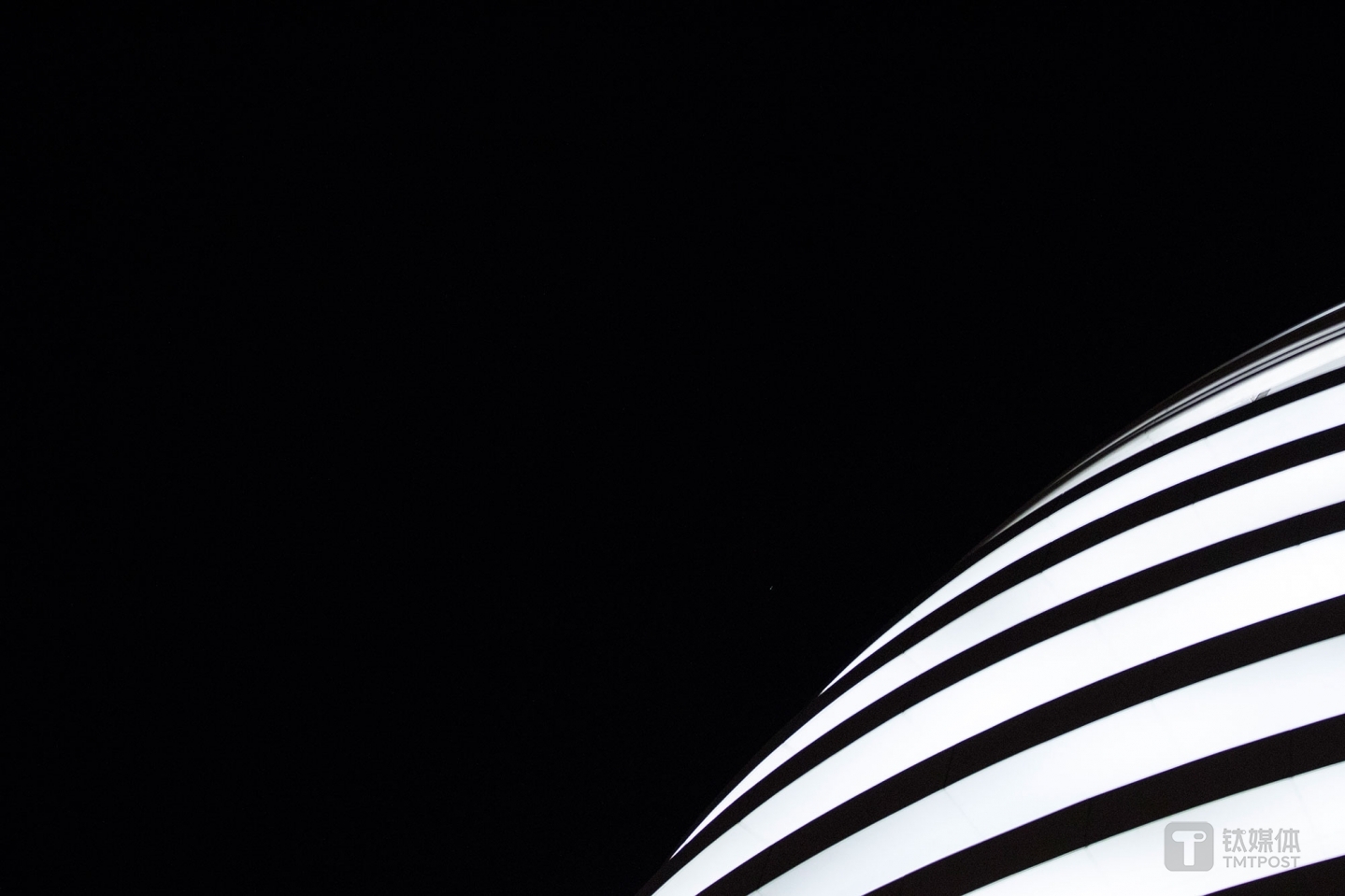 线与面。北京，夜幕下的银河SOHO。