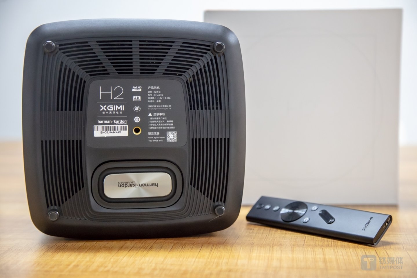 底部哈曼卡顿标识