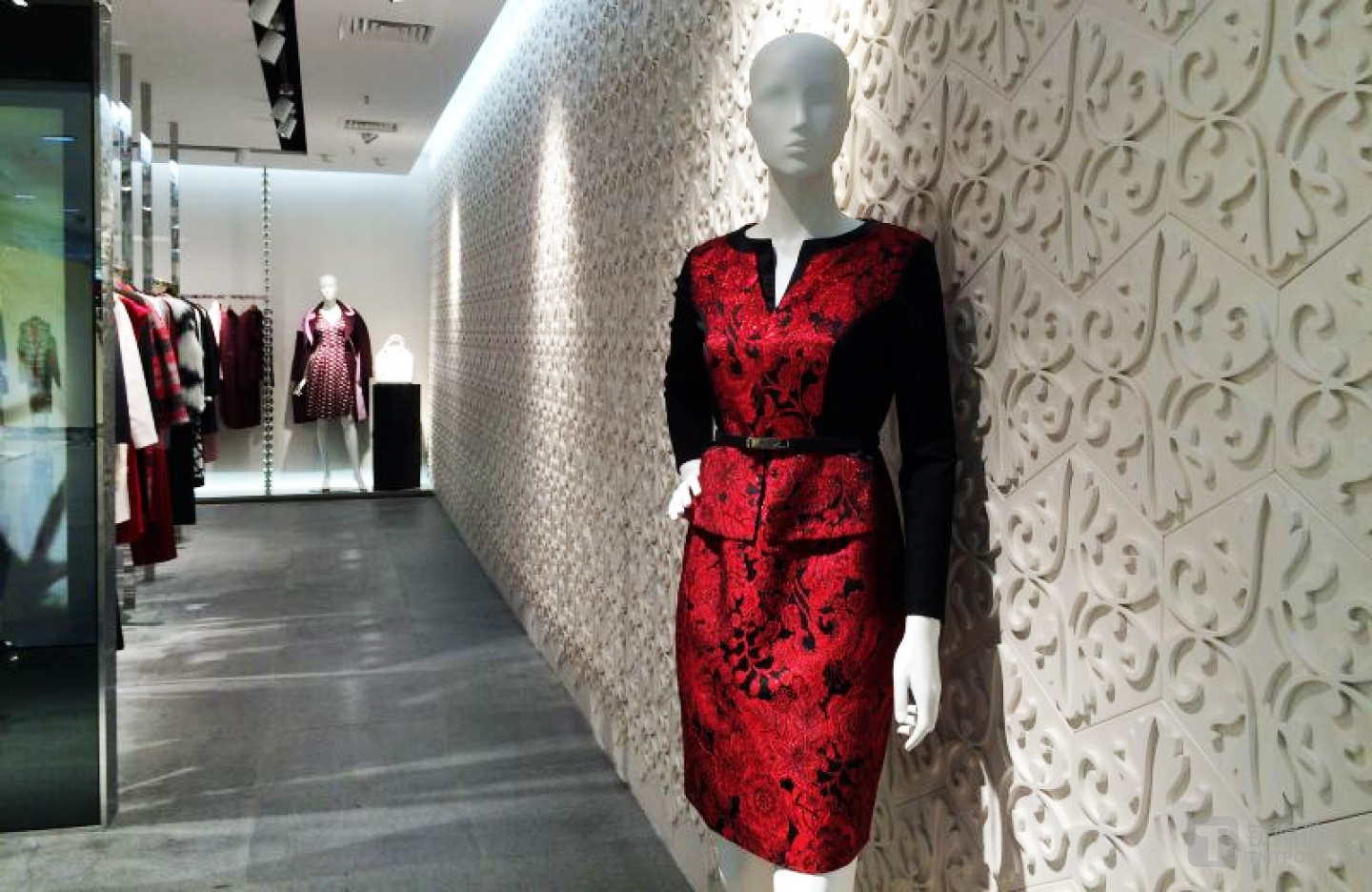 因为线上+线下的整体销售概念，JEFEN实体店不再拥挤不堪，也不存在库存积压问题。