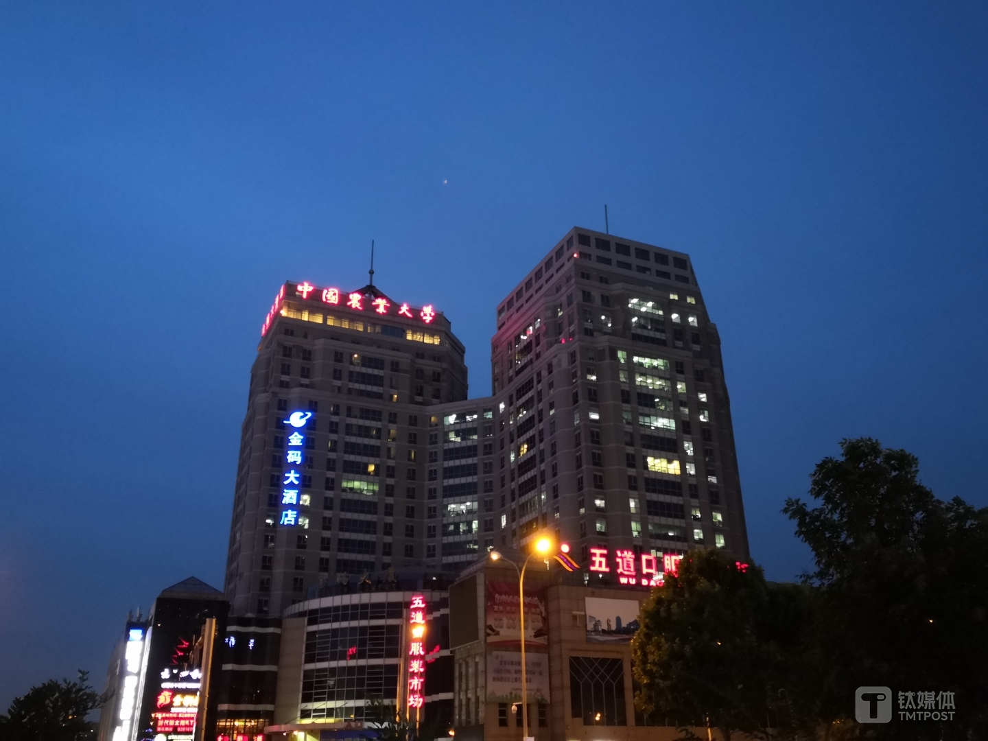 荣耀Play虚化样张&nbsp; 焦距：43mm 光圈：f/2.2 快门速度：1／17 s ISO:640