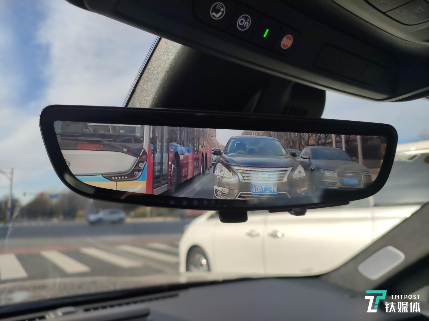 流媒體后視鏡清晰顯示后方車輛