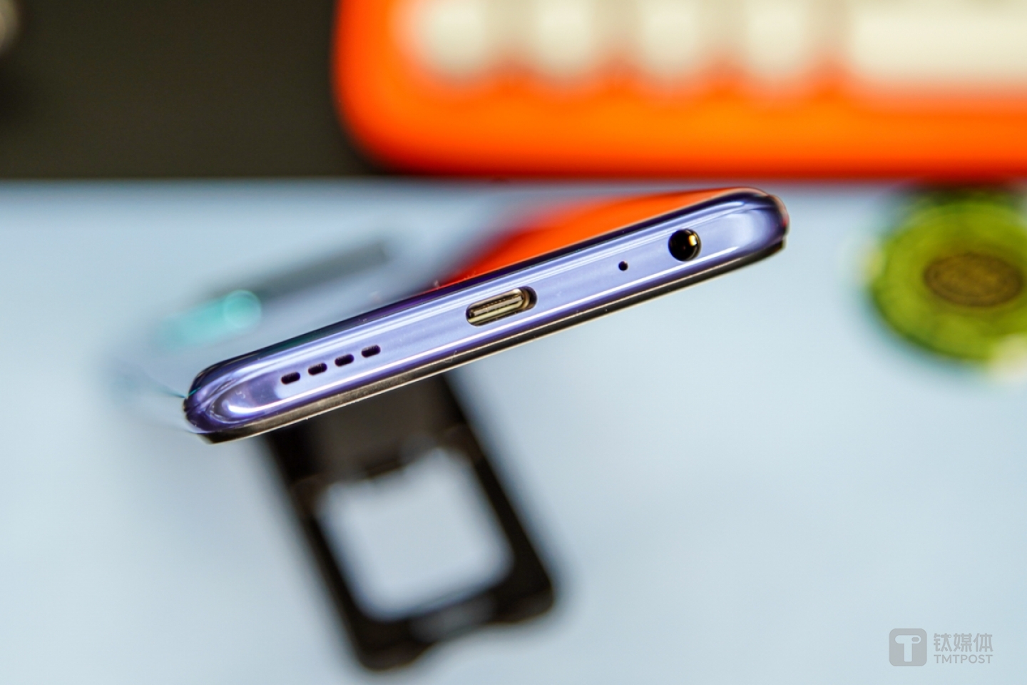 底部Type-C充电接口&3.5mm耳机接口