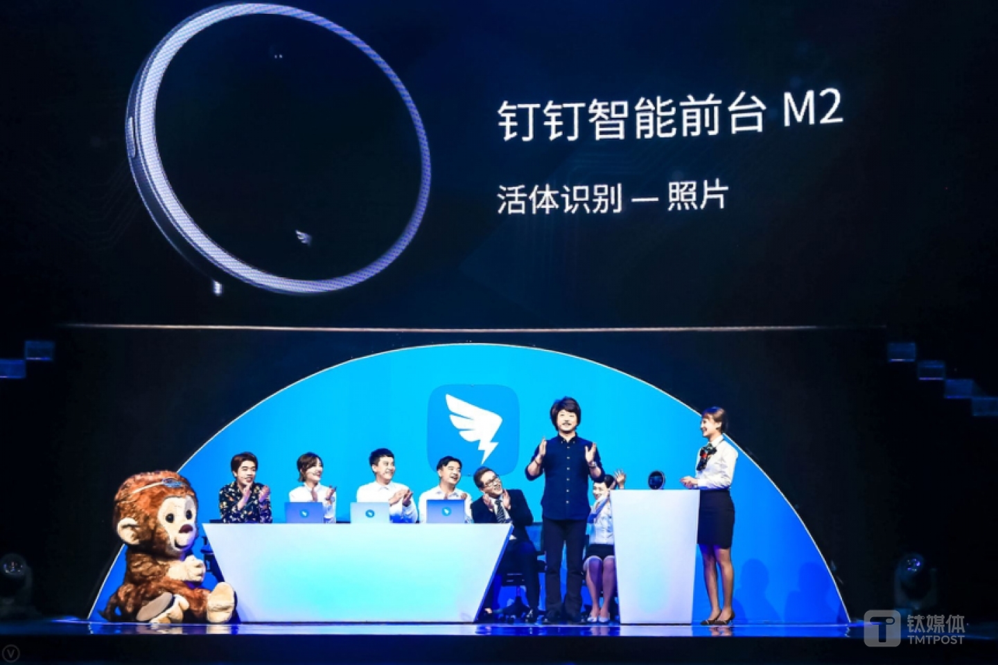 无招戴上假发，测试钉钉智能前台M2的人脸识别能力。