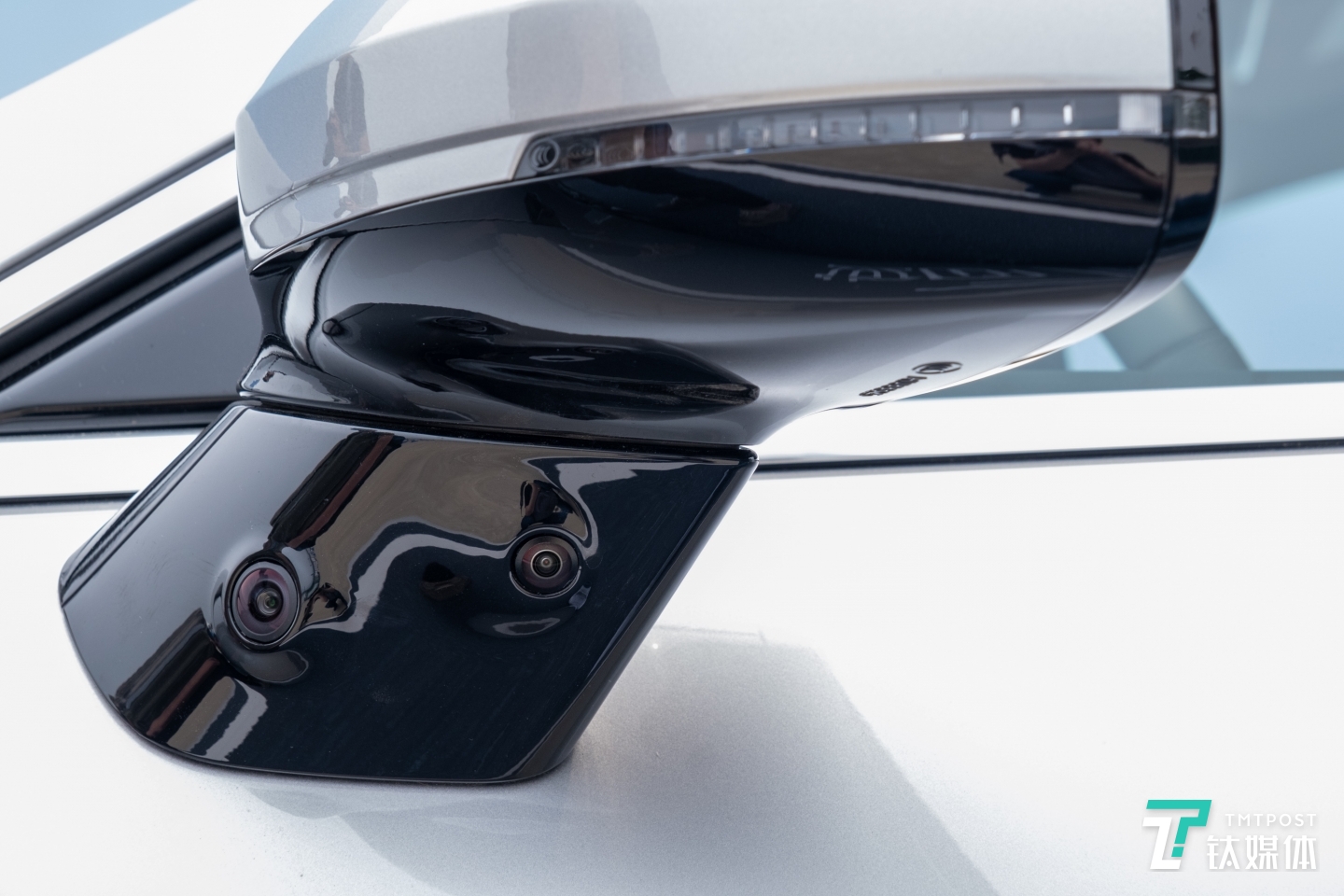 后视镜下放的摄像头