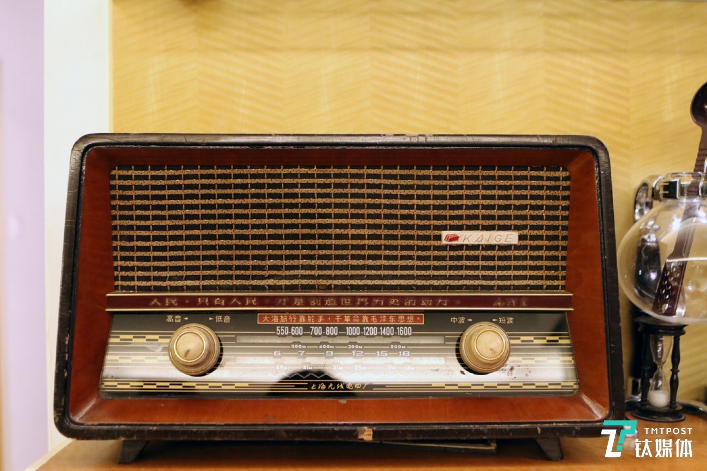 收音機(jī)是曾德鈞的吉祥物，人生的每個(gè)重大節(jié)點(diǎn)，都有一臺(tái)收音機(jī)伴隨：7歲時(shí)在老紅軍家第一次看到收音機(jī)使得他對(duì)外面的世界萌發(fā)好奇心，14歲和姐姐一起勤工儉學(xué)買(mǎi)了人生中第一臺(tái)收音機(jī)，18歲入伍后修好團(tuán)長(zhǎng)的收音機(jī)人生發(fā)生轉(zhuǎn)機(jī)。14歲買(mǎi)的那臺(tái)收音機(jī)，他一直保留到現(xiàn)在，就是這臺(tái)收音機(jī)，強(qiáng)化了年少的他對(duì)科學(xué)技術(shù)的喜好。