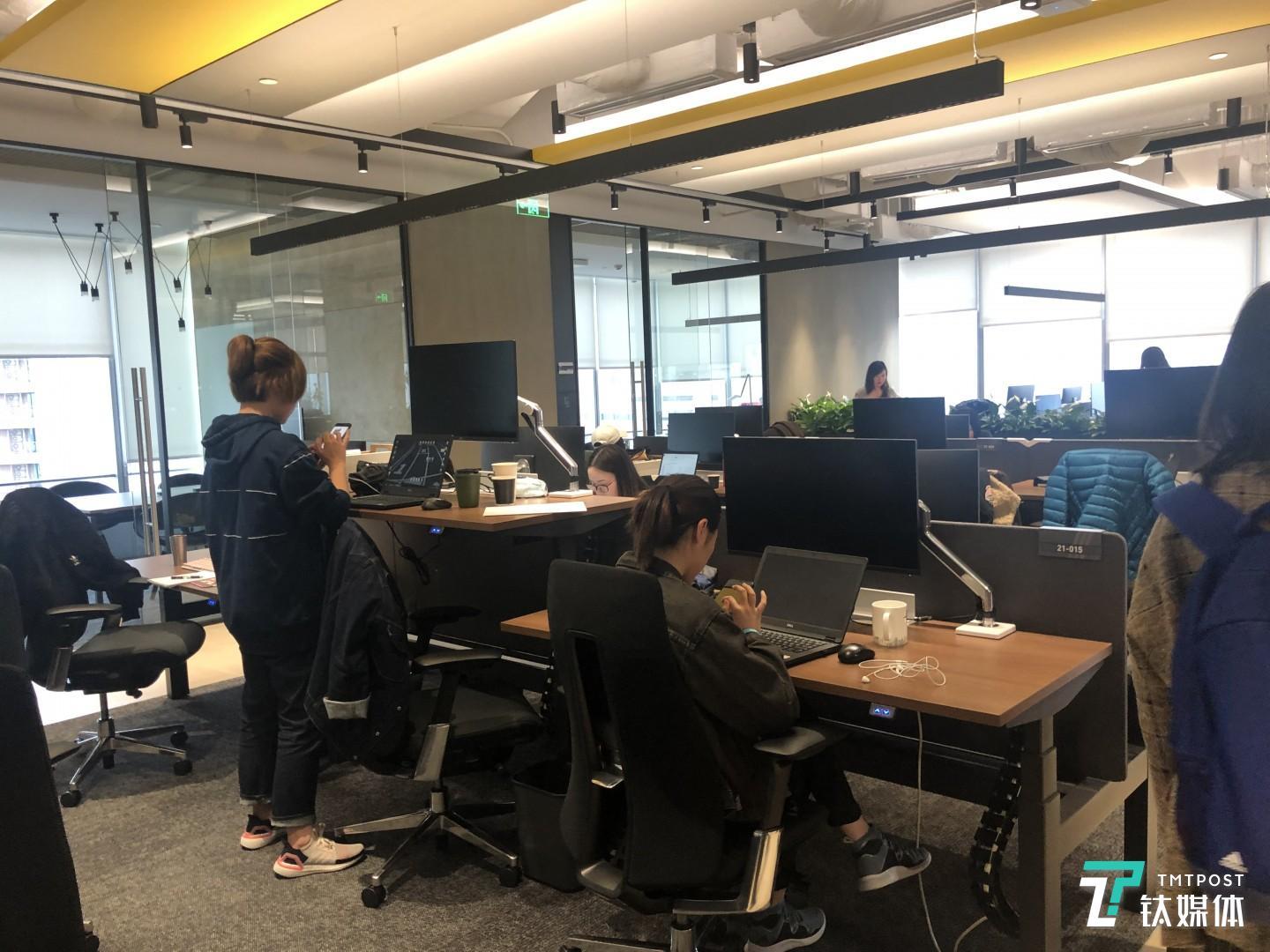 站著辦公的員工們