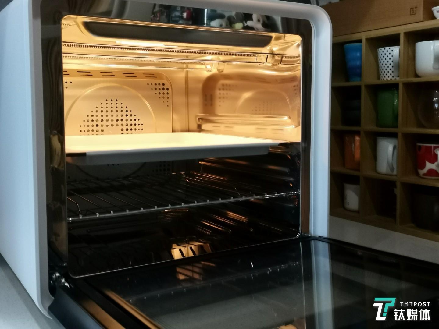 舱内空间足够大,可以有5层选择