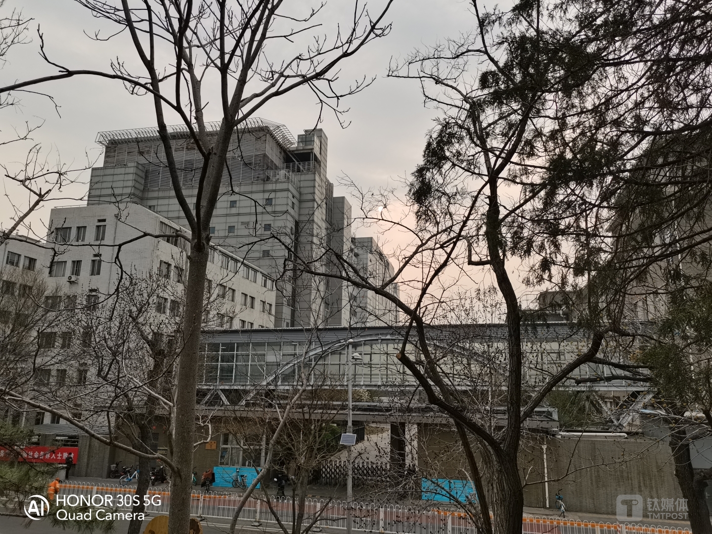 主摄逆光拍摄样张