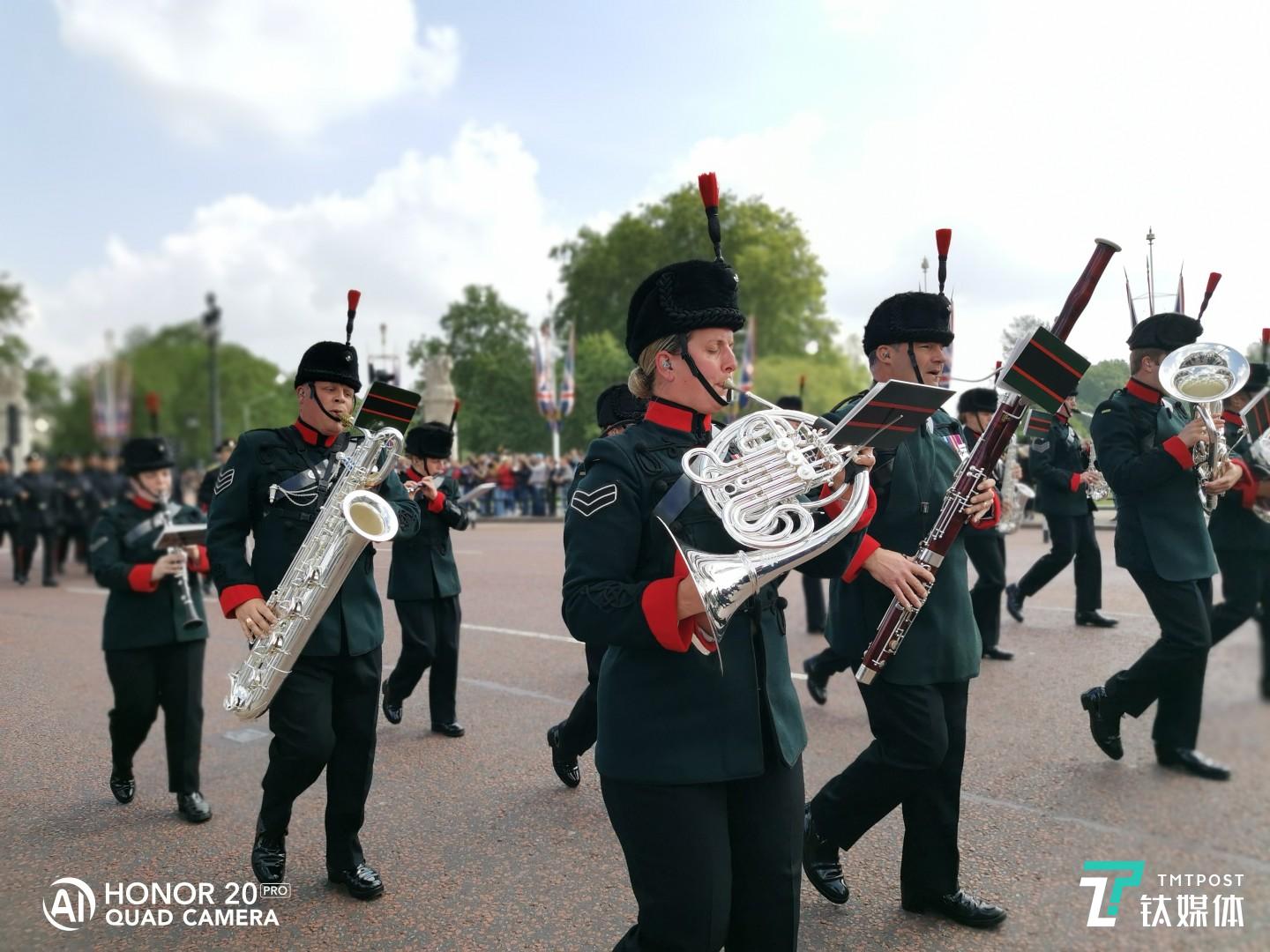 行进的乐队，人像模式