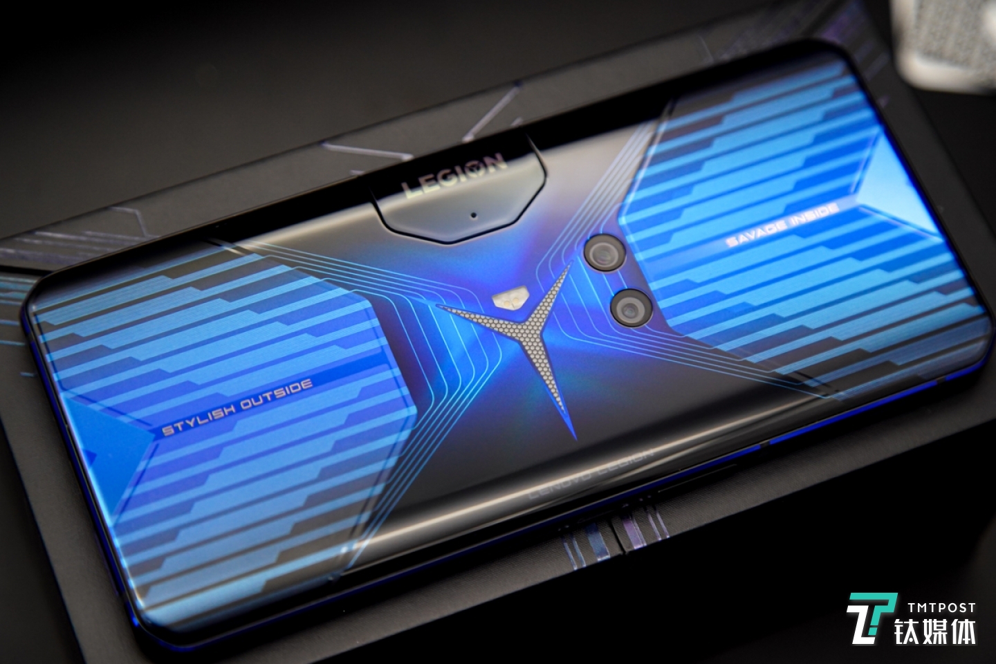 手掌位置采用AG蚀刻工艺