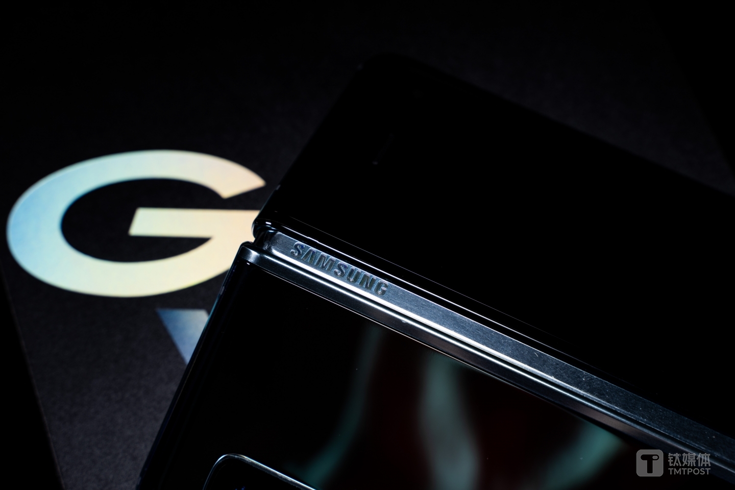 采用铰链连接的折叠设计