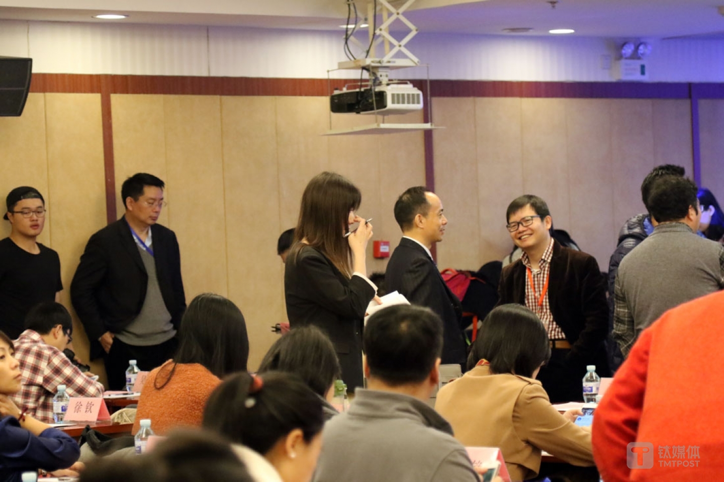 12月20日，一个关于视频与电视媒介融合的论坛，活动开始前，任倩乐逐个记录嘉宾名牌。“每次至少要提早半个小时到，做准备工作”，做这个工作11年，任倩乐“只因为地铁故障迟到过一次”，她热爱这个工作，“每天都可以学到新知识”，对她来讲，速记这个工作可以当做终身职业来做。