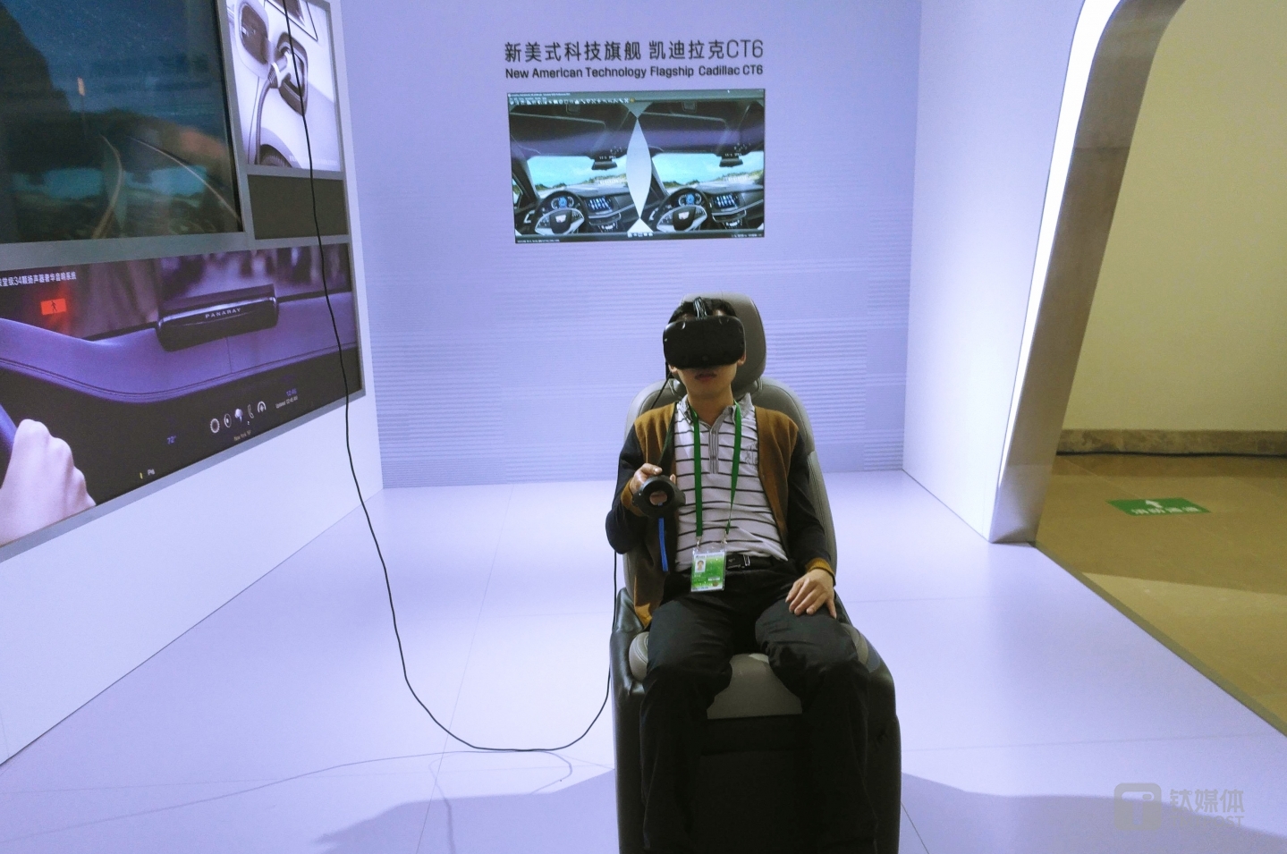 博鳌论坛与会者在凯迪拉克展台体验CT 6虚拟驾驶