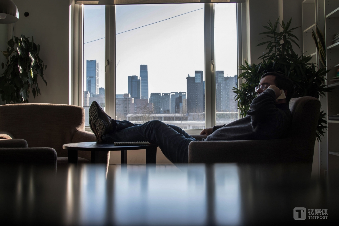 接到檢測報告后，德語翻譯團隊首先要將報告翻譯成中文，接著編輯再把中文報告翻譯成互聯網語言，“我們只做到第一步，第二步還不夠，比如如果想把報告數據化，就牽扯到很復雜的框架設計，因為每個品類檢測的成分非常多?！眲?chuàng)始人羅昌平介紹。在優(yōu)恪APP、微信、網站等平臺發(fā)布的中文報告，托馬斯也每篇必看，“我可以看閱讀量，如果有很大的變化，我就想知道哪里出了問題”。托馬斯幾乎從不說中文，而他到底懂多少中文，在同事眼里一直是個謎，他說這個秘密對自己很重要，“就像你在談判桌上，對方不知道你的底牌?！? /></p><p class=